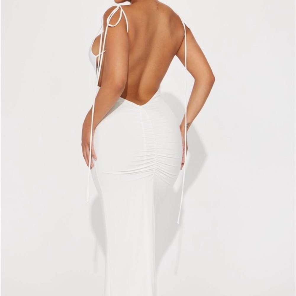 Backless white maxi dres